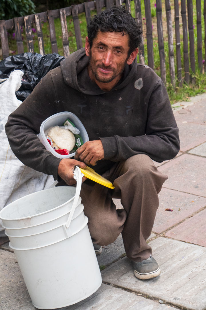 Street photo in Manizales, Colombia by Jacobo Correa