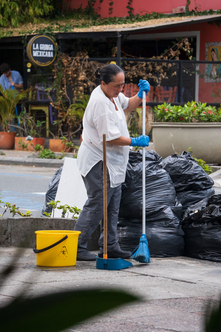 Street photo in Manizales, Colombia by Jacobo Correa
