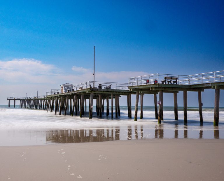 Street photo in Ventnor City, United States by Rafael Vazquez