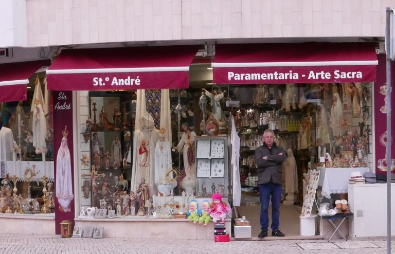 Street photo in Fátima, Portugal by Nik TAN