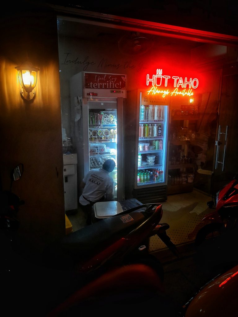 Street photo in the Philippines by Andy Enriquez