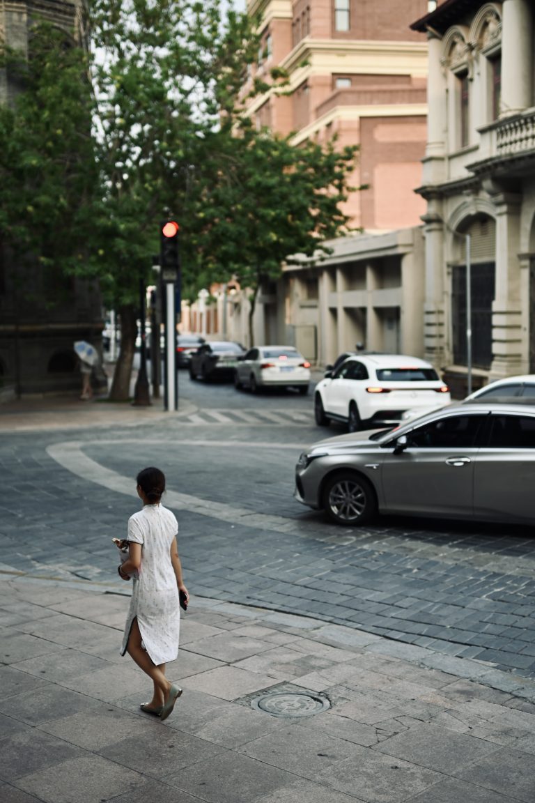 Street photo in Tianjin, China by Li Yue