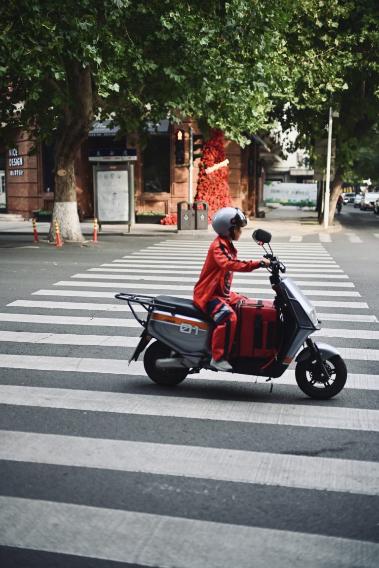 Street photo in Tianjin, China by Li Yue