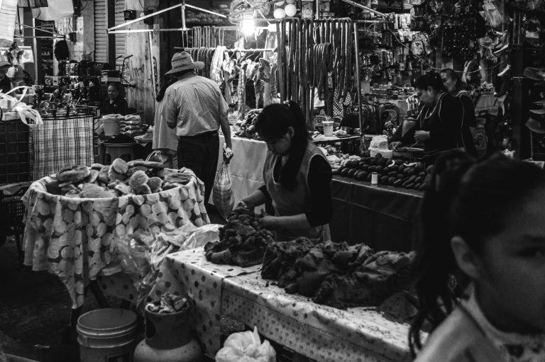 Street photo in Santiago Tianguistenco, Mexico by Pável Vélez