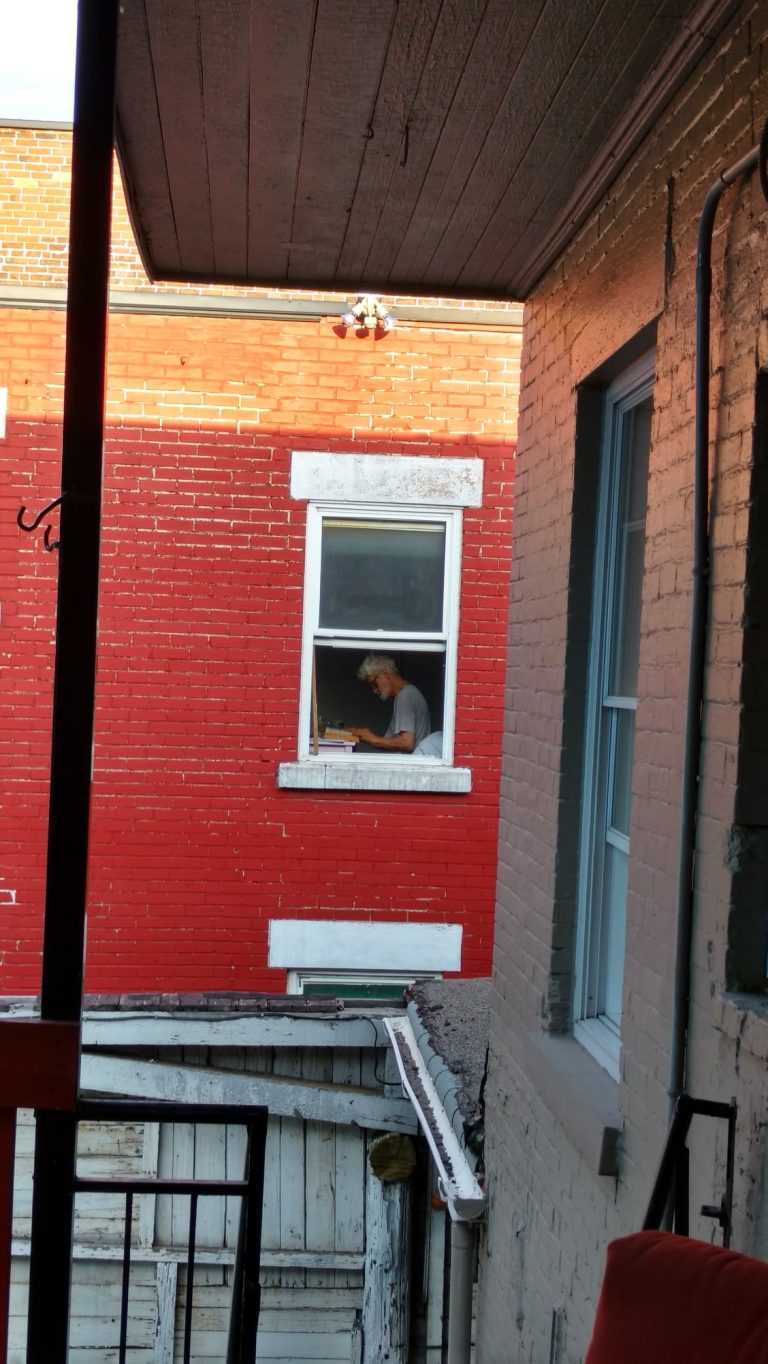 Street photo in Montreal, Canada by Dosi Cotroneo