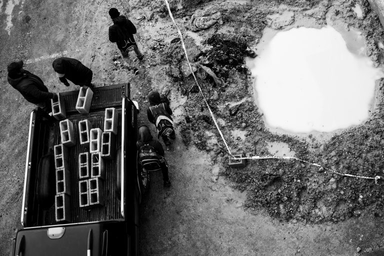 Street photo in Los Encuentros, Guatemala by Duncan Aitken
