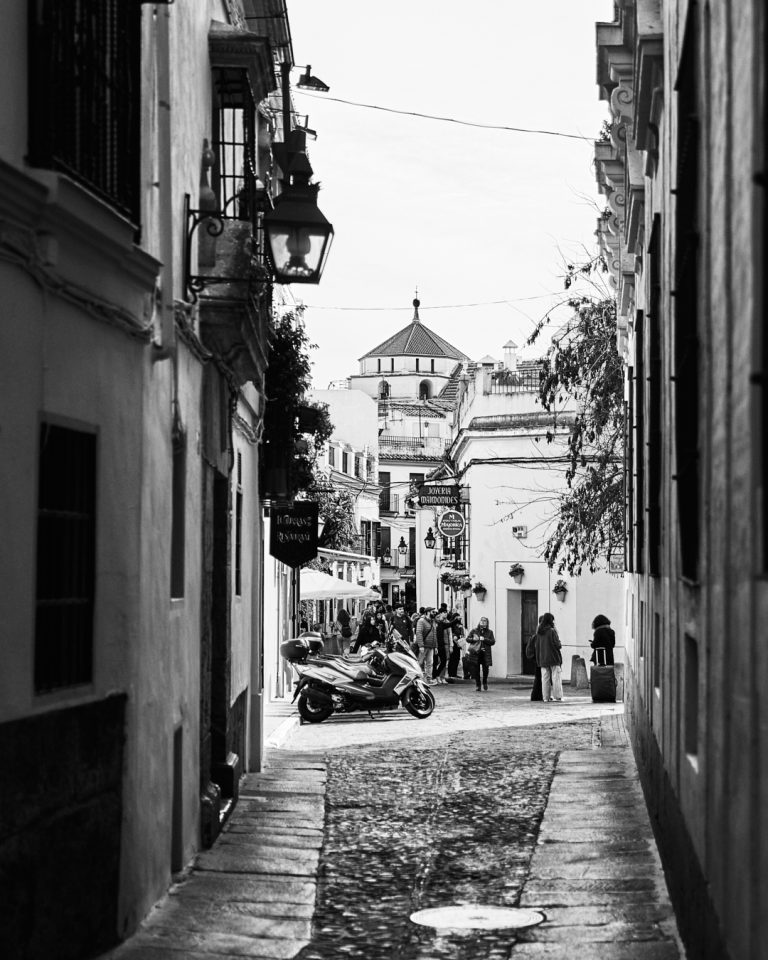 Street photo in Córdoba, Spain by Leandro Appollonio
