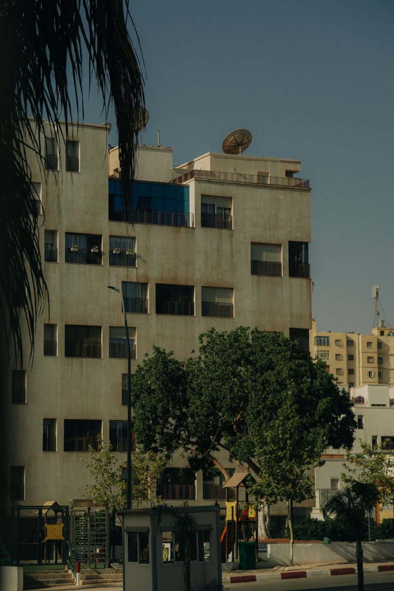 Street photo in Résidence Hasnaoui, Algeria by Nasri Islem