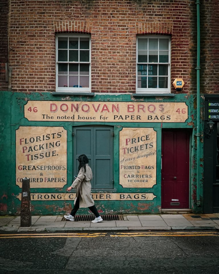 Street photo in London, United Kingdom by Lee Aspey