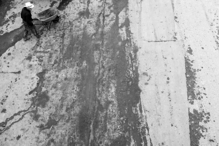 Street photo in Los Encuentros, Guatemala by Duncan Aitken