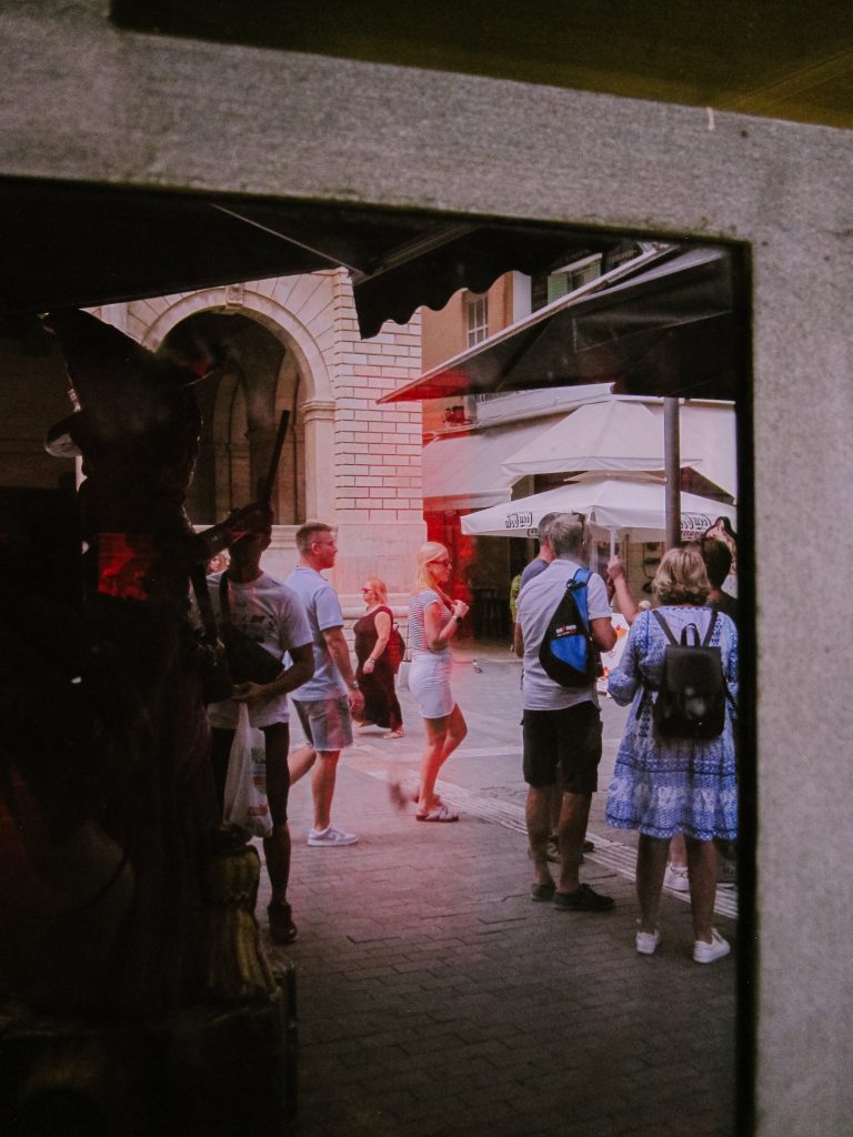 Street photo in Heraklion, Greece by Maximilian Alpaerts