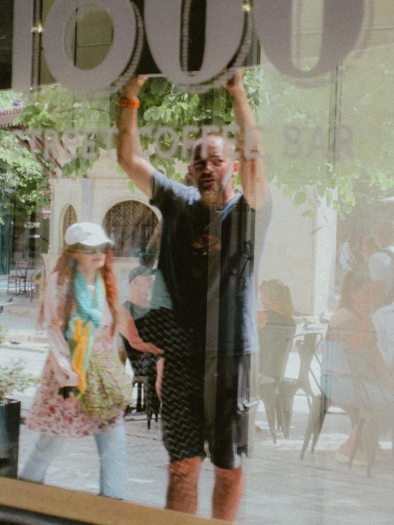 Street photo in Heraklion, Greece by Maximilian Alpaerts