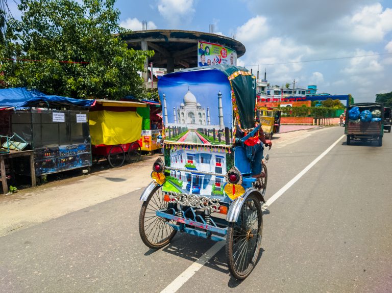 Street photo in Barishal, Bangladesh by Mustavi Taofee