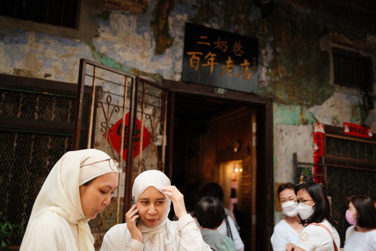 Street photo in Ipoh, Malaysia by Lang Jia Xian