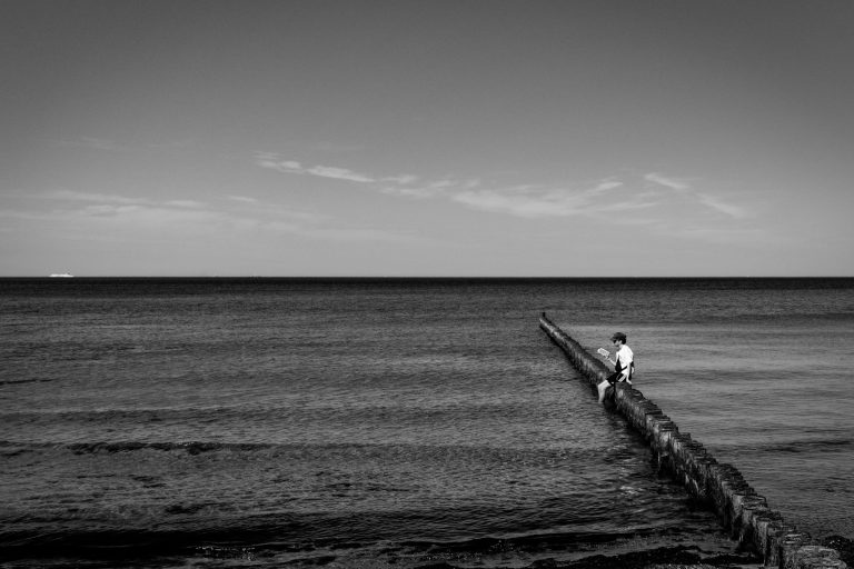 Street photo in Graal-Müritz, Germany by Alexander Dettmer