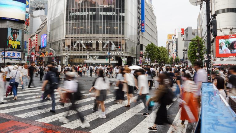 Street photo in Tokyo, Japan by Oscar Aguirre