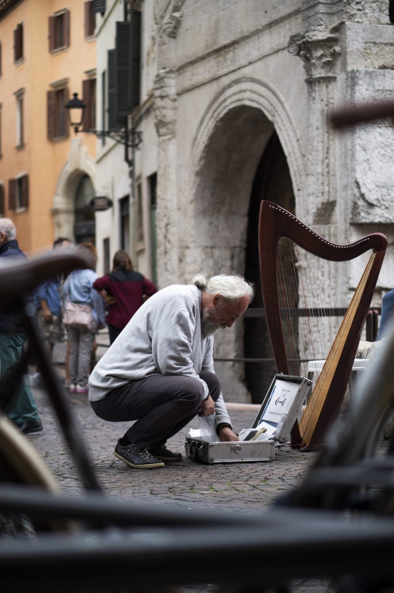 Street photo in Verona, Italy by Riccardo Natali
