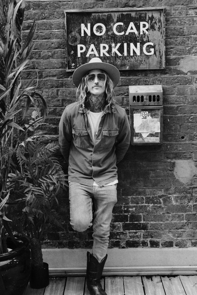 Street photo in London, United Kingdom by Scott Brant