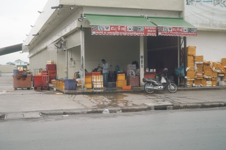 Street photo in Phnom Penh, Cambodia by Chung Loh