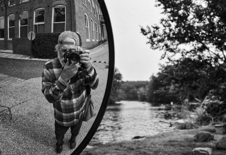 Street photo in Exeter, United States by Manuel Ricardo Pérez