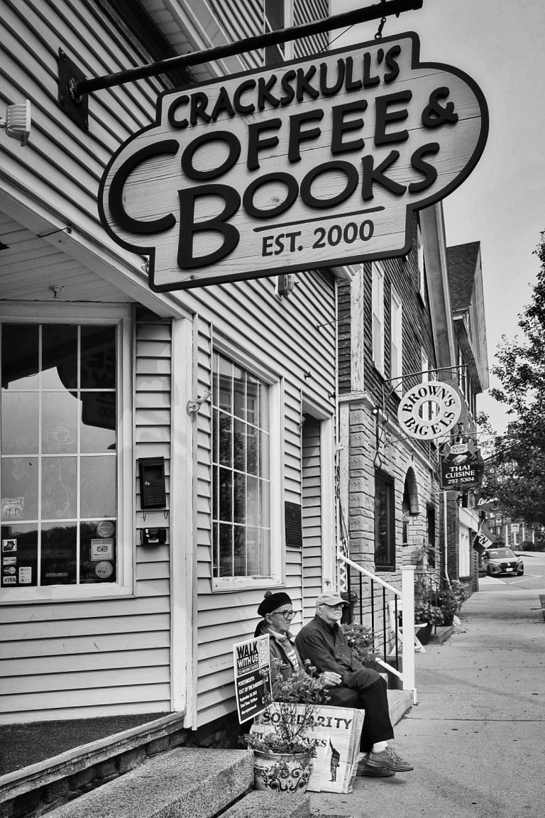 Street photo in Exeter, United States by Manuel Ricardo Pérez