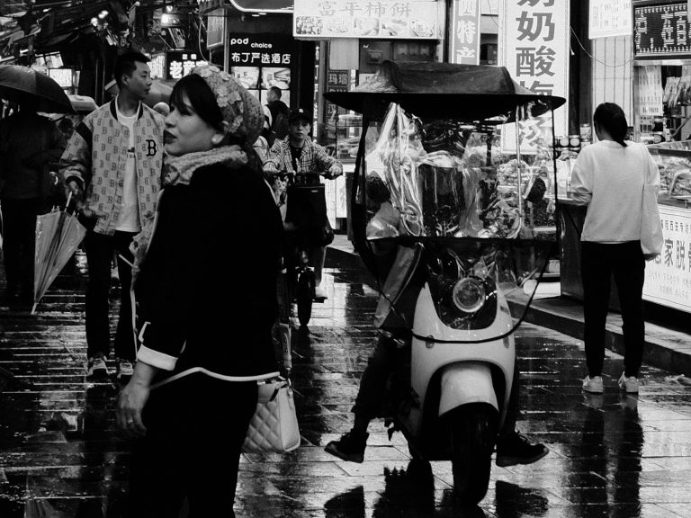 Street photo in Xi'An, China by Veit Kwok