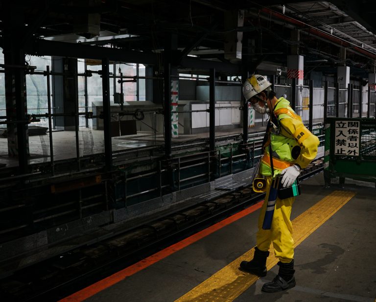 Street photo in Tokyo, Japan by Oscar Aguirre