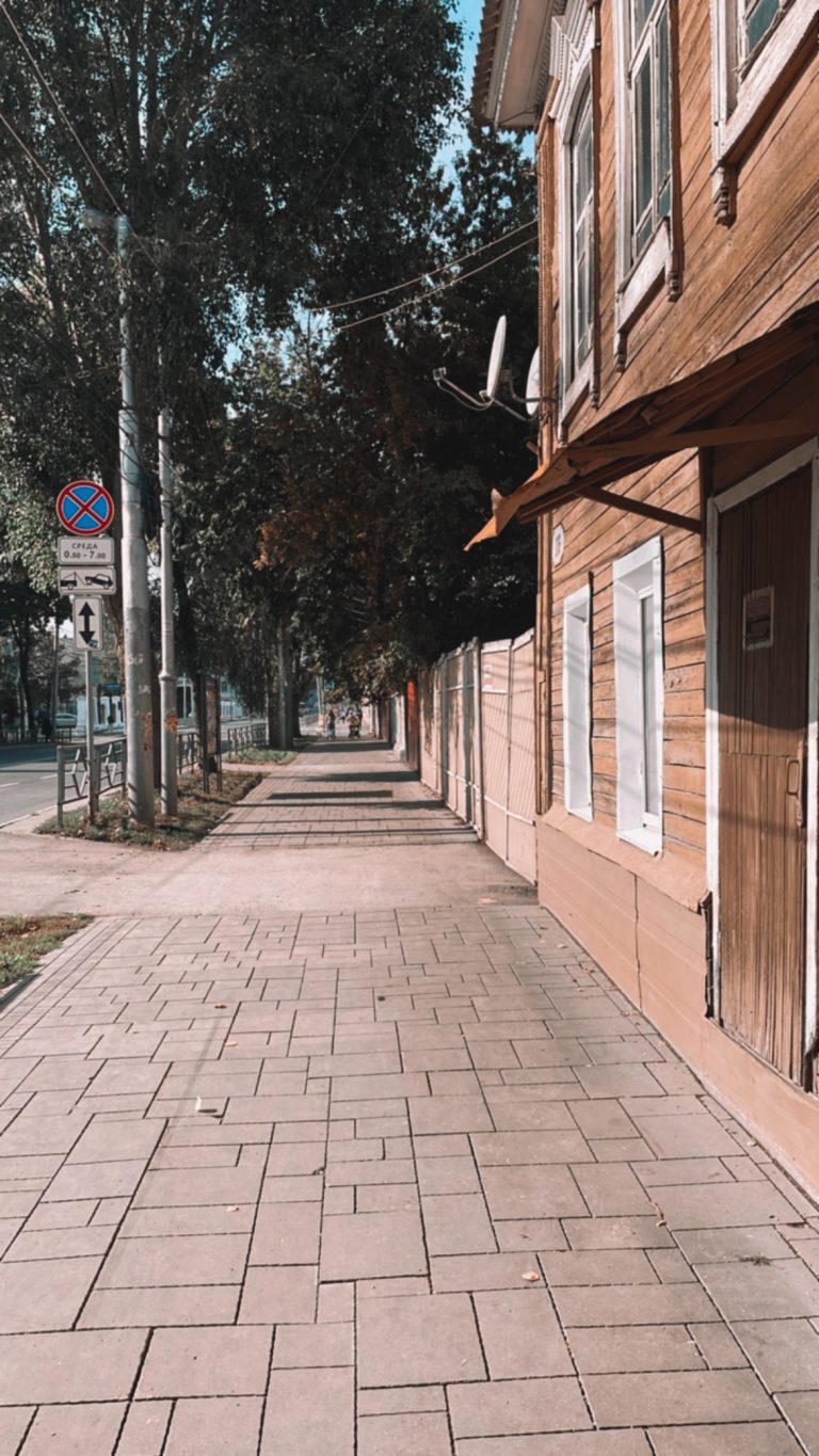 Street photo in Samara, Russia by Evgeny Nikiforov