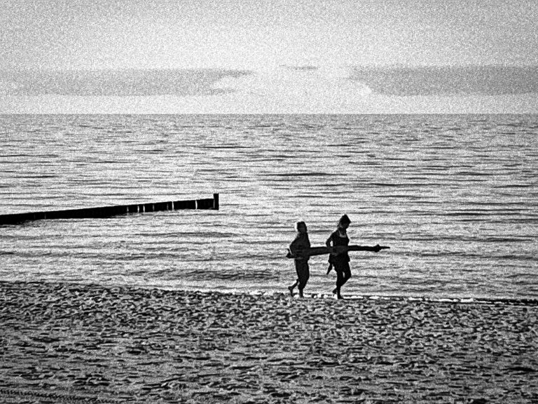 Street photo in Graal-Müritz, Germany by Alexander Dettmer