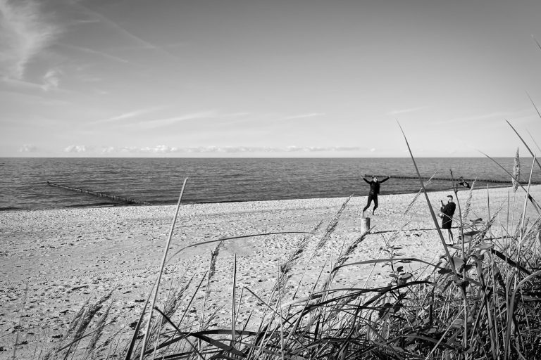 Street photo in Graal-Müritz, Germany by Alexander Dettmer