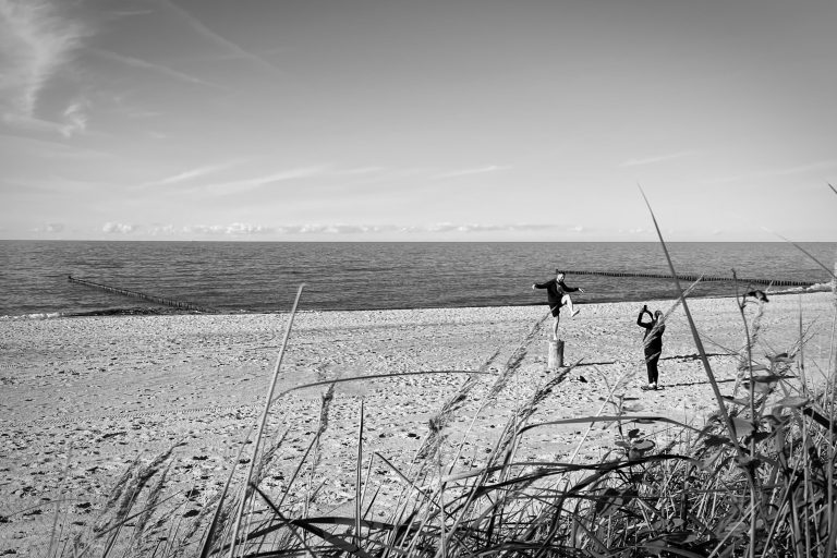 Street photo in Graal-Müritz, Germany by Alexander Dettmer