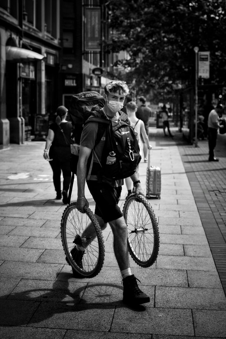 Street photo in Manchester, United Kingdom by Piotr Piechura