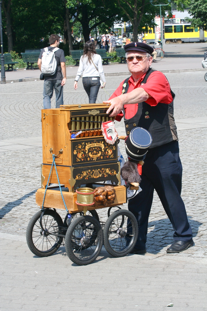 Street photo in Berlin, Germany by Feroce Boscaiolo