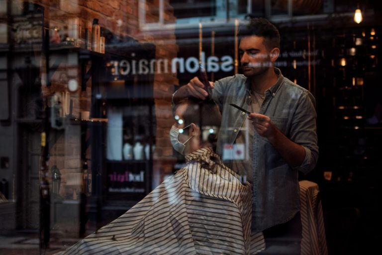 Street photo in Manchester, United Kingdom by Piotr Piechura