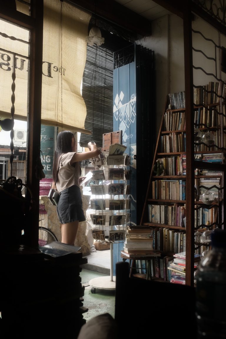Street photo in Jalan Hang Jebat, Malaysia by Zhi Hoong Yeap