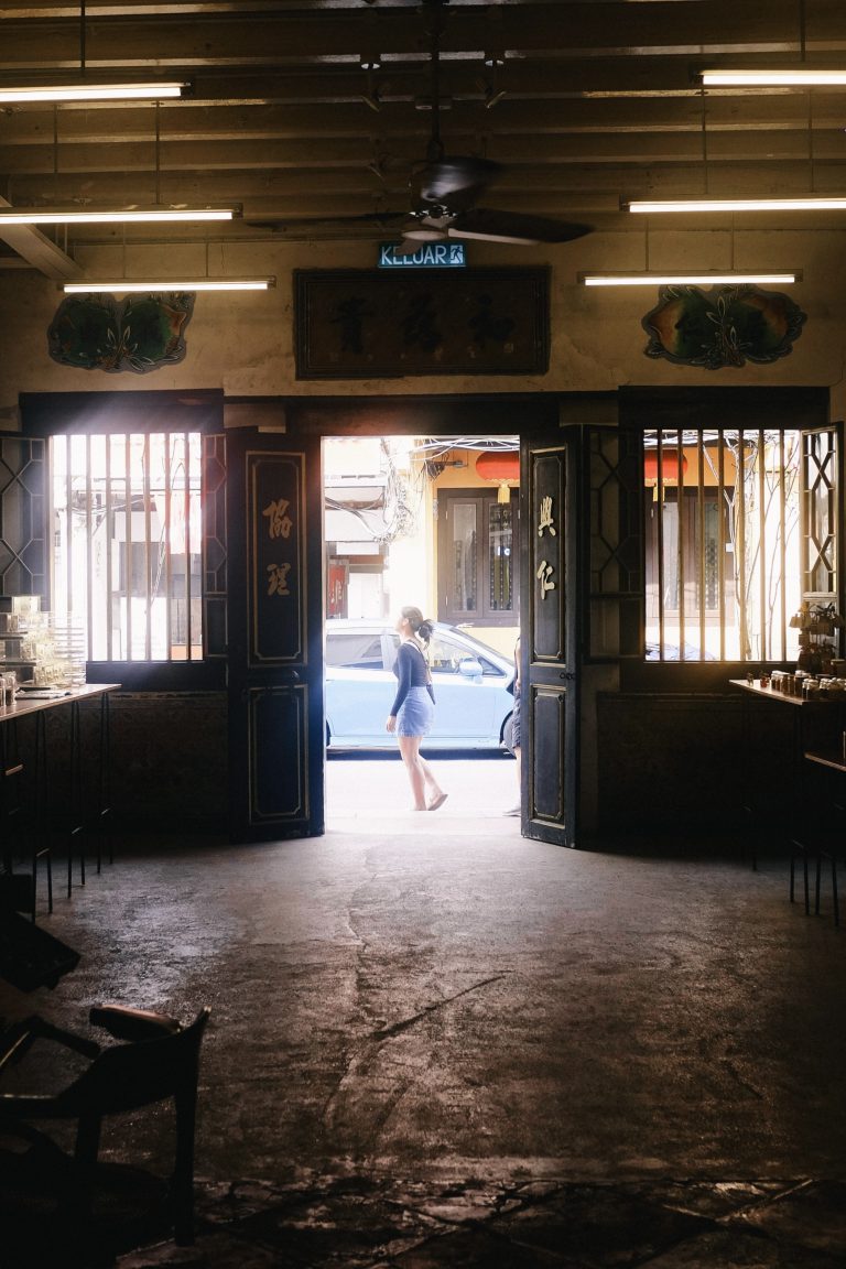 Street photo in Jalan Hang Jebat, Malaysia by Zhi Hoong Yeap