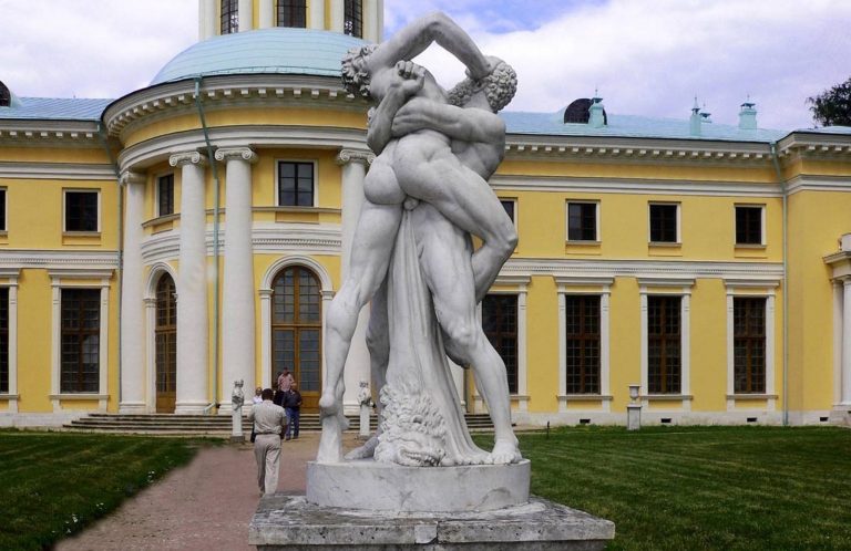 Street photo in Arkhangel'skoe, Russia by Feroce Boscaiolo