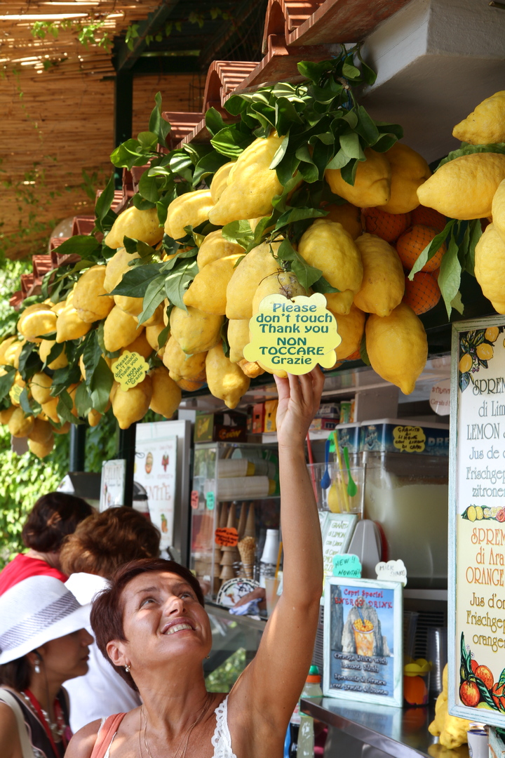Street photo in Capri, Italy by Feroce Boscaiolo