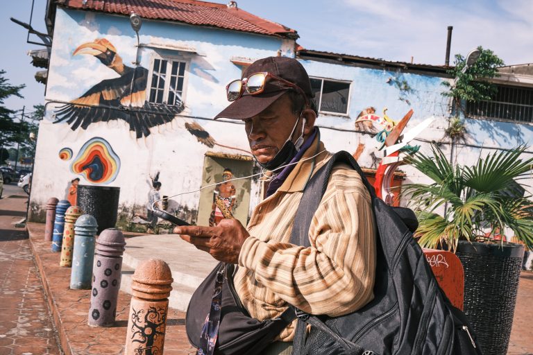 Street photo in Kuching, Malaysia by Jee Foong