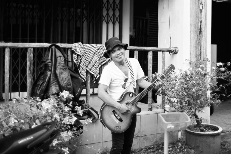 Street photo in Kuching, Malaysia by Jee Foong