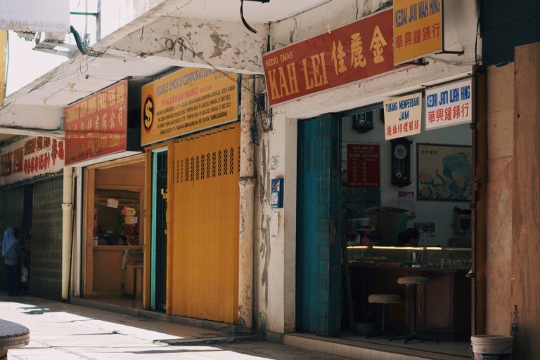Street photo in Kota Kinabalu, Malaysia by Mohd Shahnizam