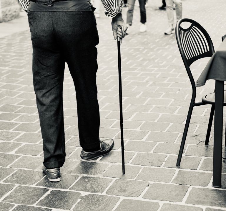 Street photo in Como, Italy by Giovanni Tedesco