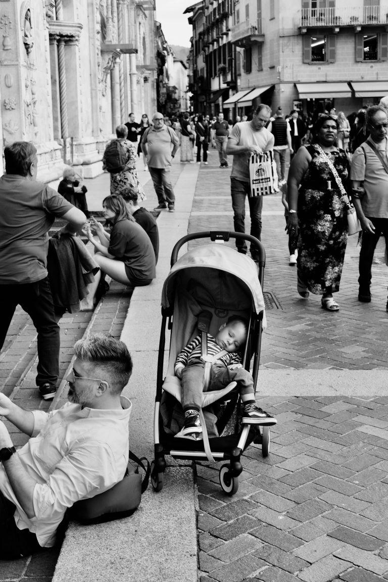 Street photo in Como, Italy by Giovanni Tedesco