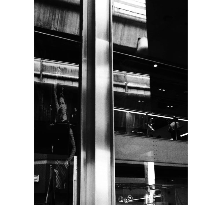 Street photo in Bangkok, Thailand by Sanpoom Punapanont
