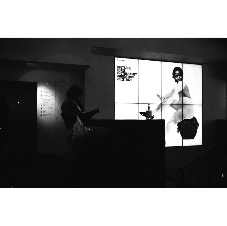 Street photo in London, United Kingdom by Sanpoom Punapanont
