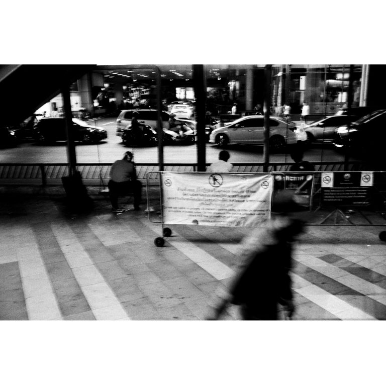 Street photo in Bangkok, Thailand by Sanpoom Punapanont