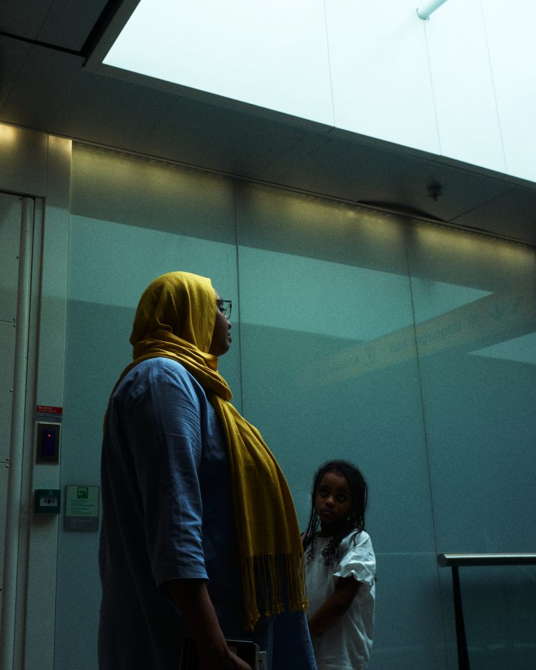Street photo in Schiphol, Netherlands by Paco Navarro