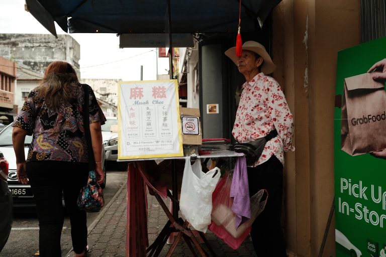 Street photo in Ipoh, Malaysia by Lang Jia Xian