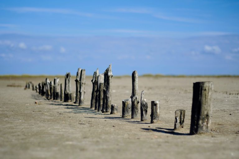 Street photo in Fanø, Denmark by Rasmus Eibye