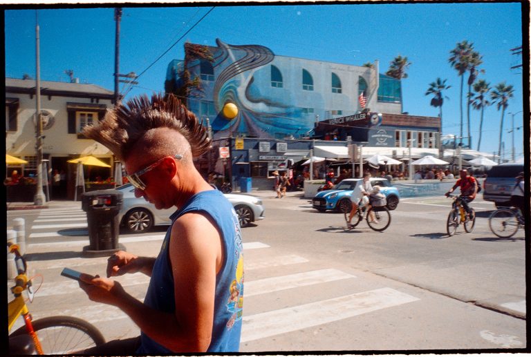Street photo in Los Angeles, United States by Glenn Fearon